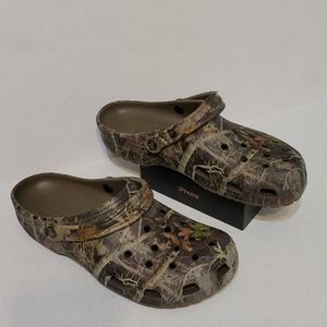 mens camo crocs size 13